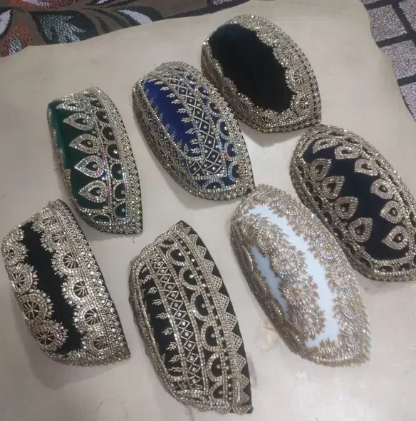 پایه و کلاه|لباس|یاسوج, |دیوار