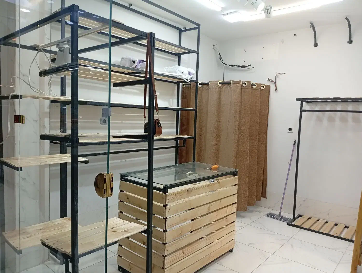 دکوراسیون مغازه|خدمات پیشه و مهارت|دوگنبدان, |دیوار