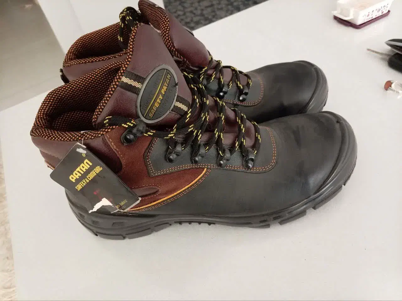 کفش کارایمنی|کیف، کفش، کمربند|برخوار, |دیوار