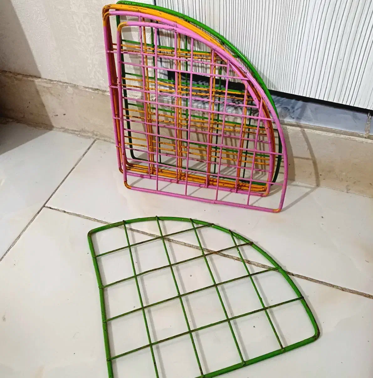 قفسه فلزی رنگی در حد نو|کتابخانه، شلف، قفسههای دیواری|تویسرکان, |دیوار