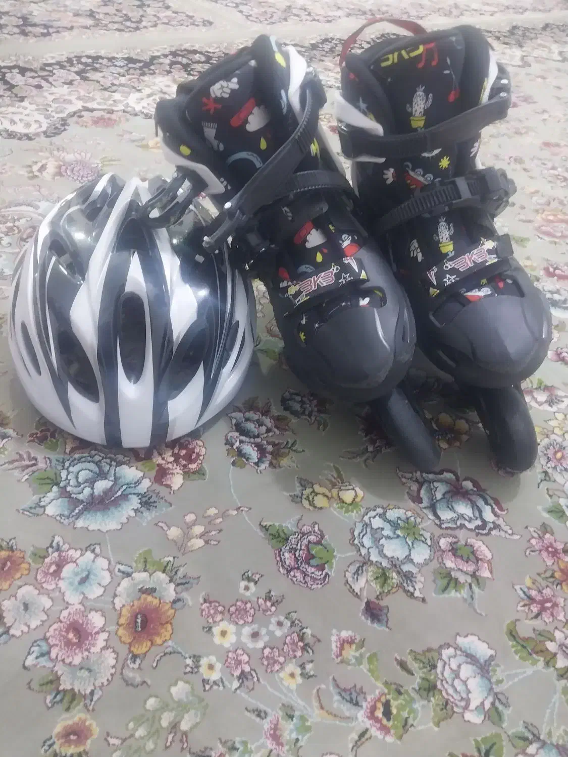 اسکیت کفشی در حد نو همراه با کلاه ایمنی|دوچرخه، اسکیت، اسکوتر|هشتگرد, فاز ۱ مهستان|دیوار