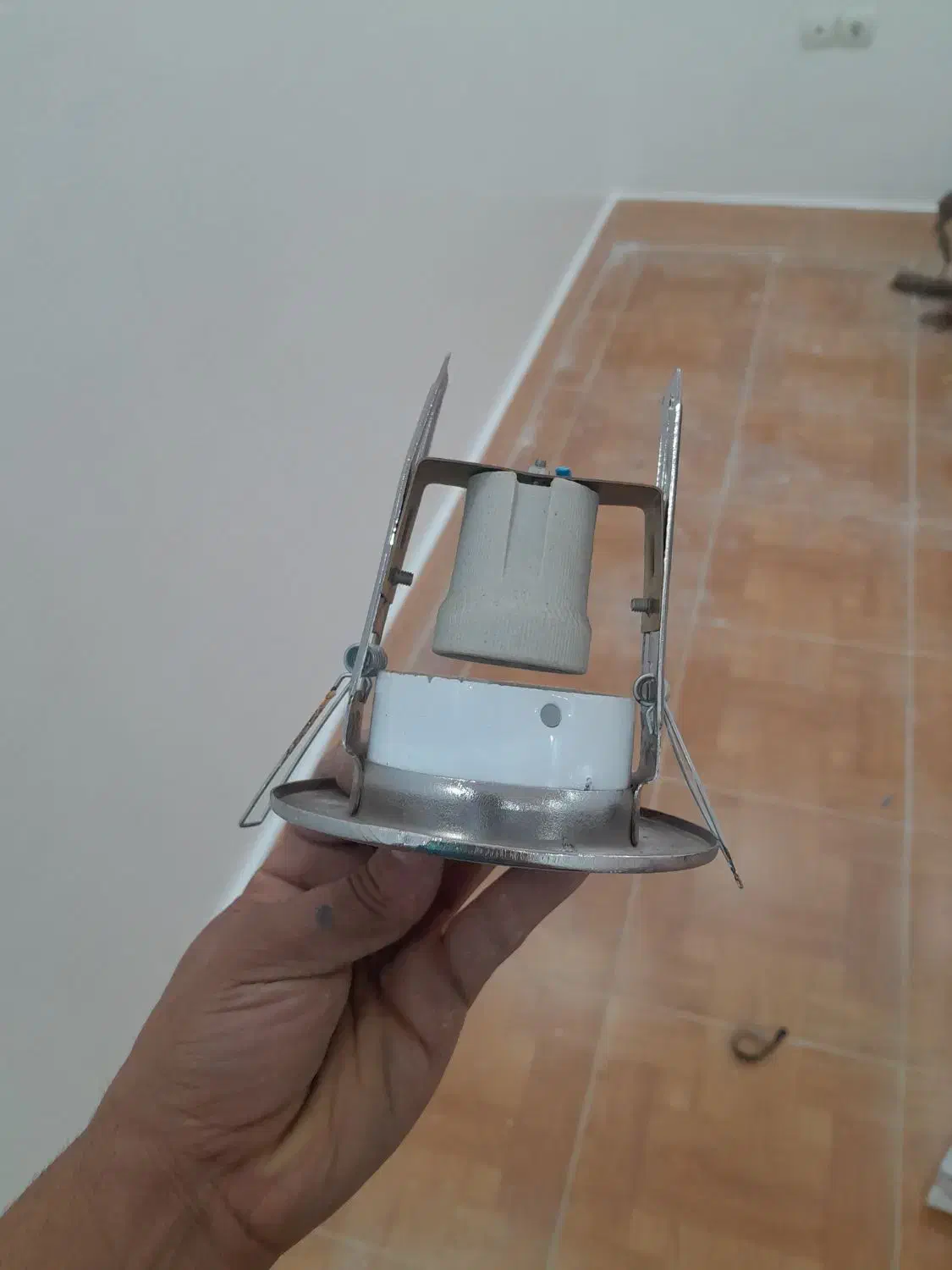 قالب لامپ هالوژنی مدل سیلندری|لامپ و چراغ|اهواز, منبع اب|دیوار