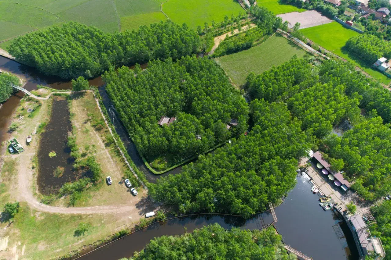 زندگی بین درخت وآب|فروش خانه و ویلا|بروجرد, |دیوار