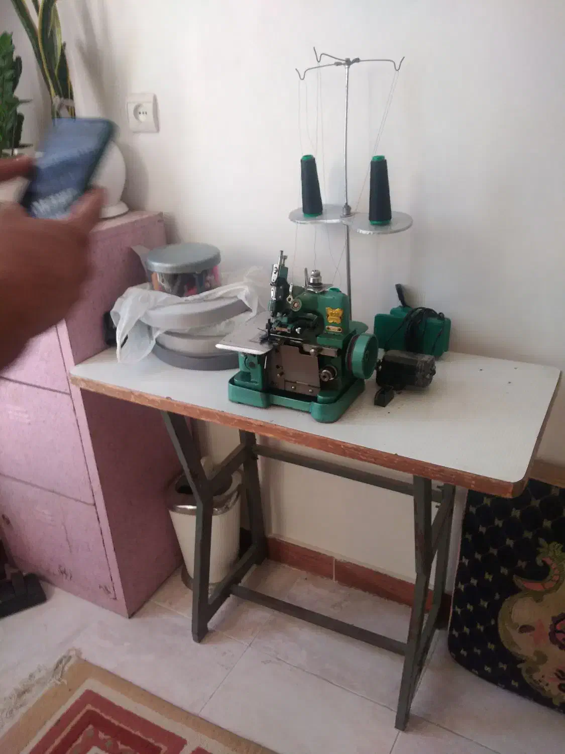 چرخ سردوز 3 نخ سالم همراه با میز دوخت تمیز|چرخ خیاطی و ریسندگی|محمدیه-قزوین, |دیوار
