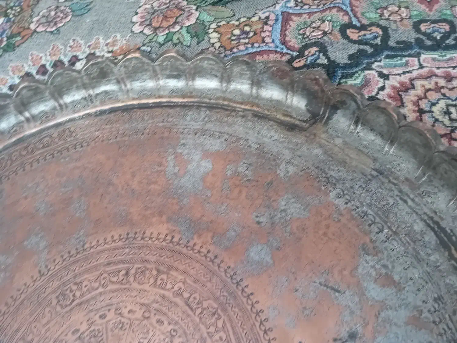 مجمع مسی|کلکسیون اشیاء عتیقه|قم, باغ کرباسی|دیوار