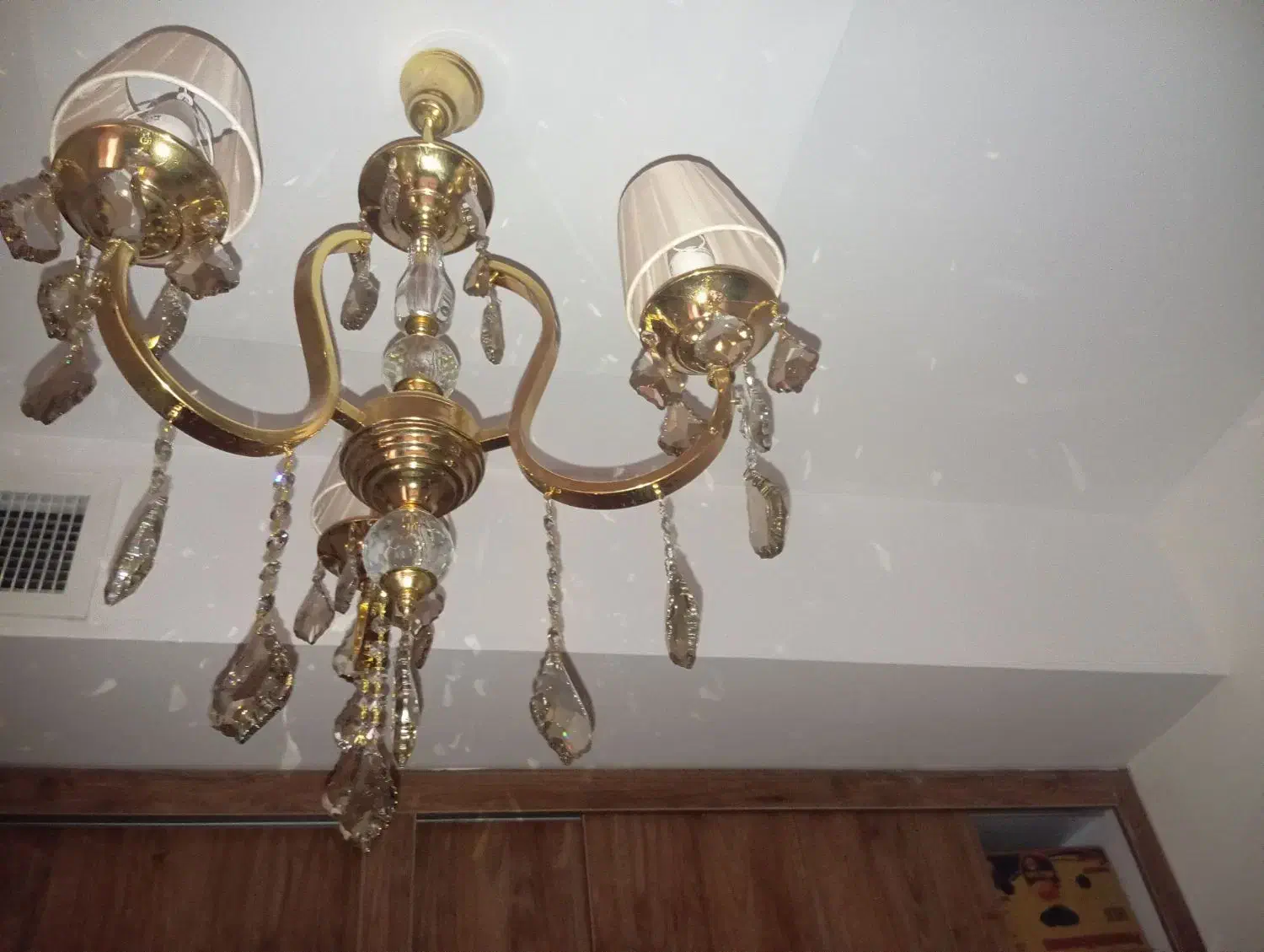 لوستر سه شاخه طلایی|لوستر و چراغ آویز|تهران, گلستان (شهرک راه آهن)|دیوار