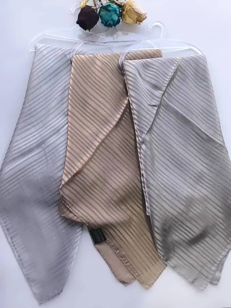 تعدادی شال و روسری لباس زیر و لباس|لباس|سنندج, |دیوار