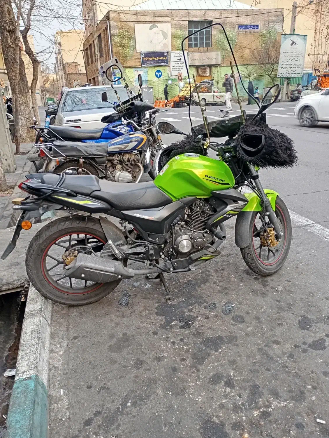 کیو جی ۱۵۰|موتورسیکلت|ری, شهادت|دیوار