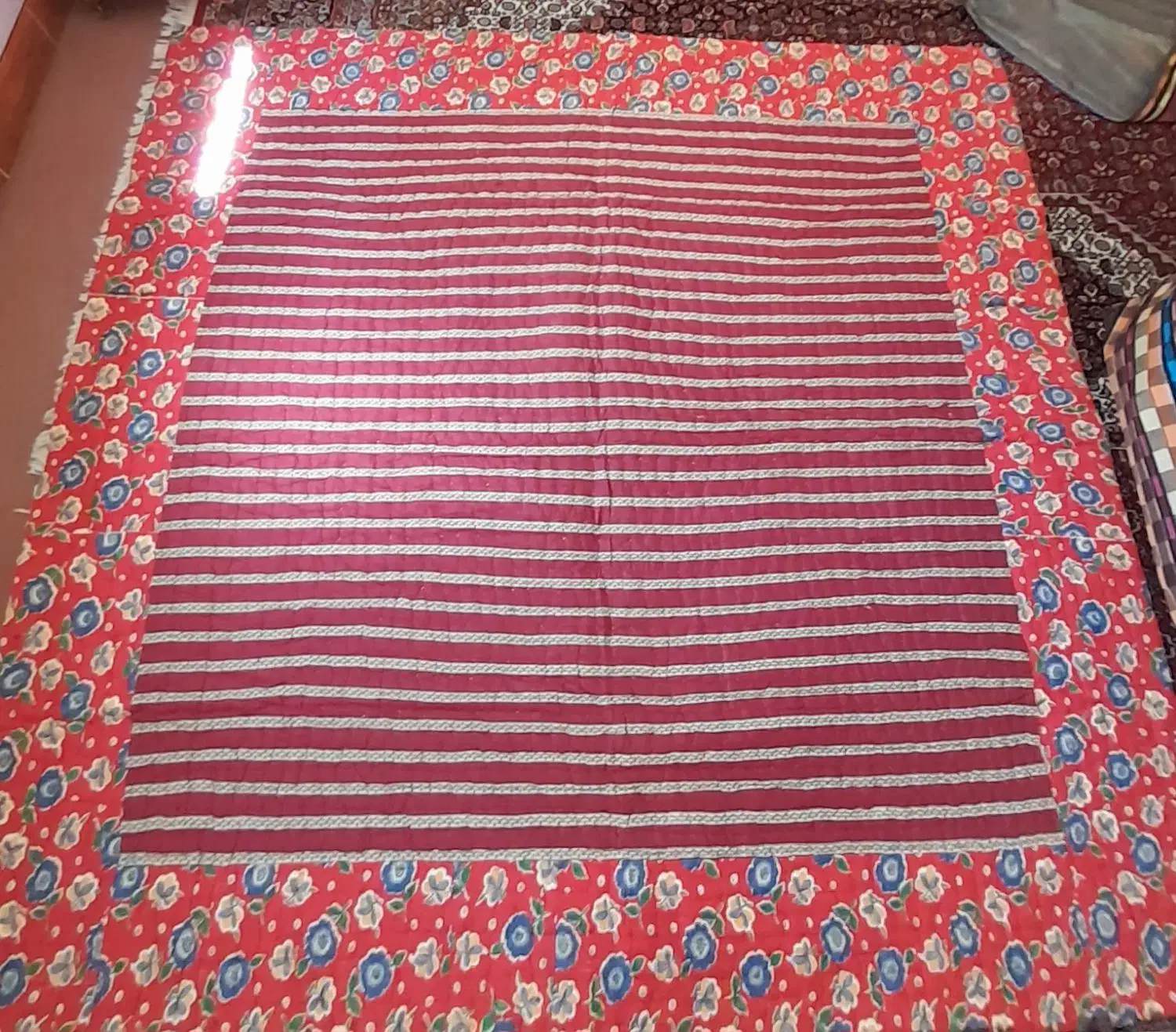 لحاف قدیمی|رختخواب، بالش، پتو|اصفهان, خانه اصفهان|دیوار