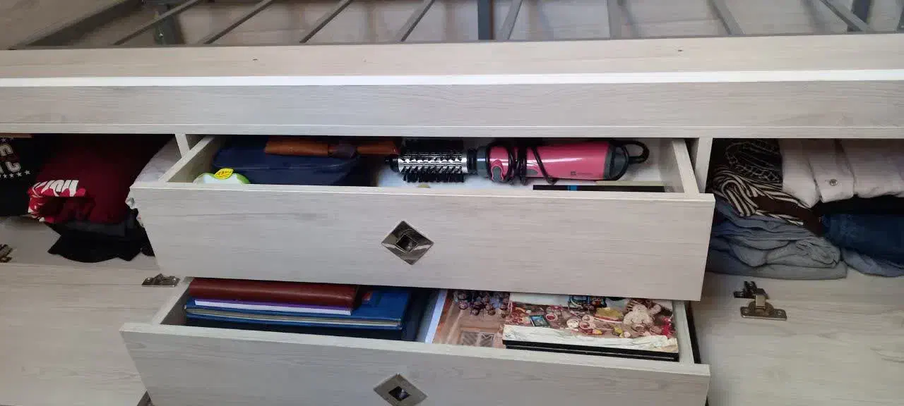 تخت و میز تحریر نو|تخت و سرویس خواب|شیراز, درکی|دیوار