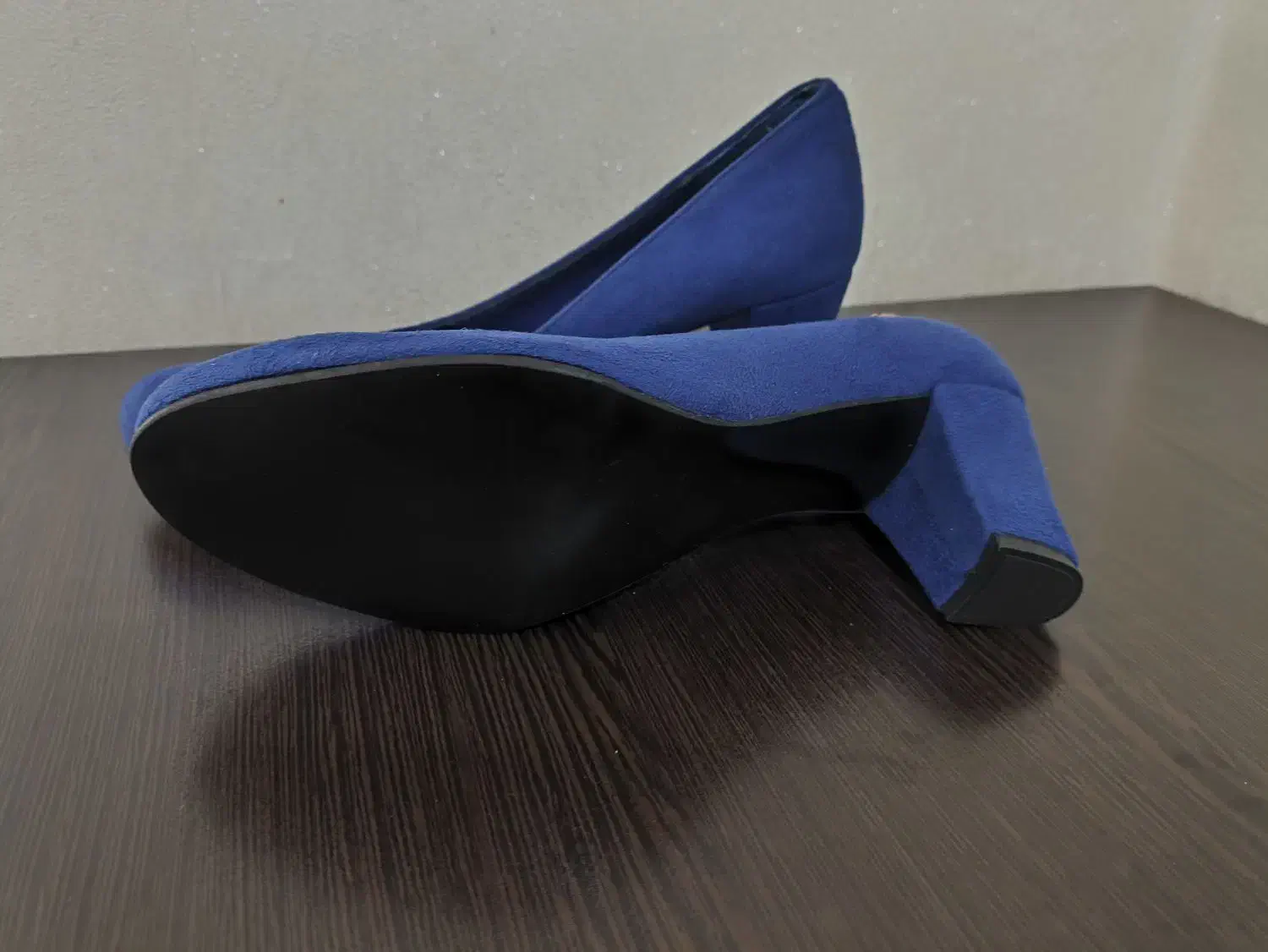 کفش کتونی|کیف، کفش، کمربند|ری, دیلمان|دیوار