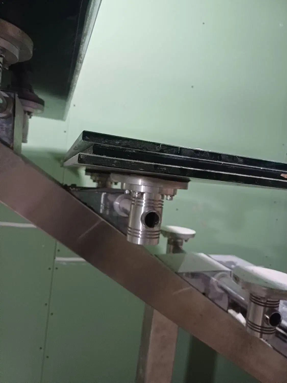 پله آلومینیوم با کف پله شیشه سکوریت ۳ لایه|مصالح و تجهیزات ساختمان|کیش, |دیوار