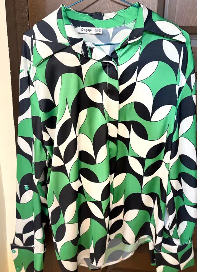 اباس زنانه/ شومیز|لباس|ساری, |دیوار