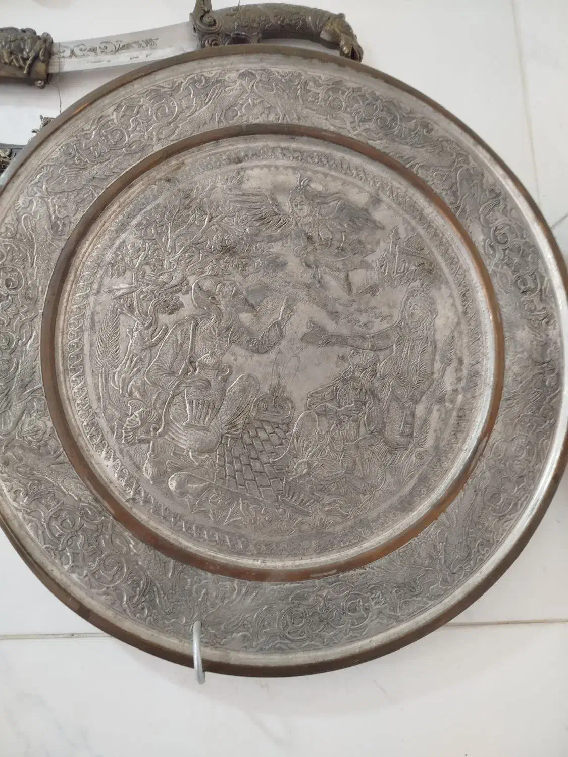 سینی مسی|کلکسیون اشیاء عتیقه|شیراز, کوشک میدان|دیوار