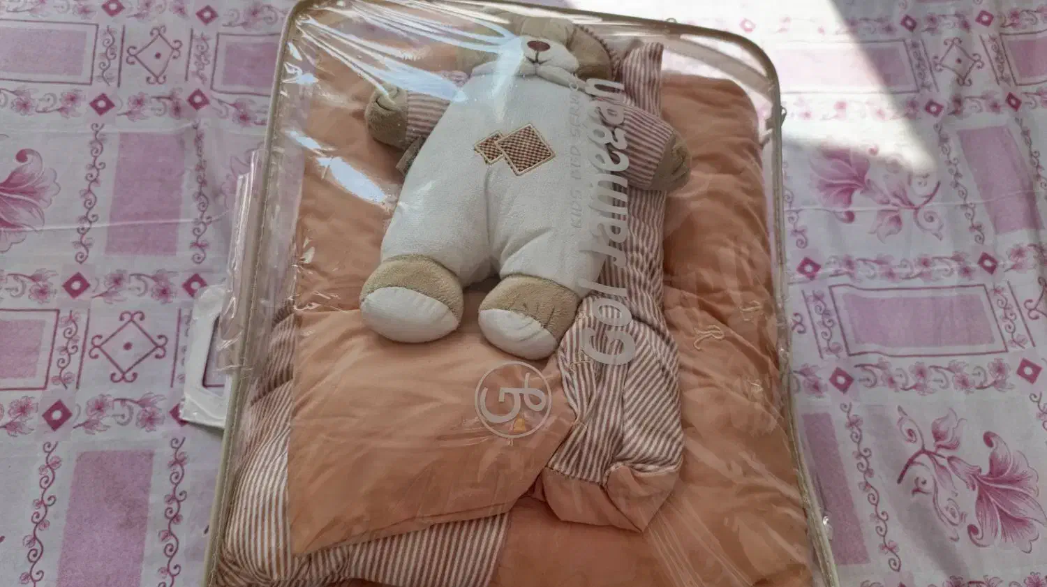 سرویس تشک لحاف نوزاد سه تکه نو با عروسک رو نصب شده|اسباب و اثاث بچه|ملایر, |دیوار