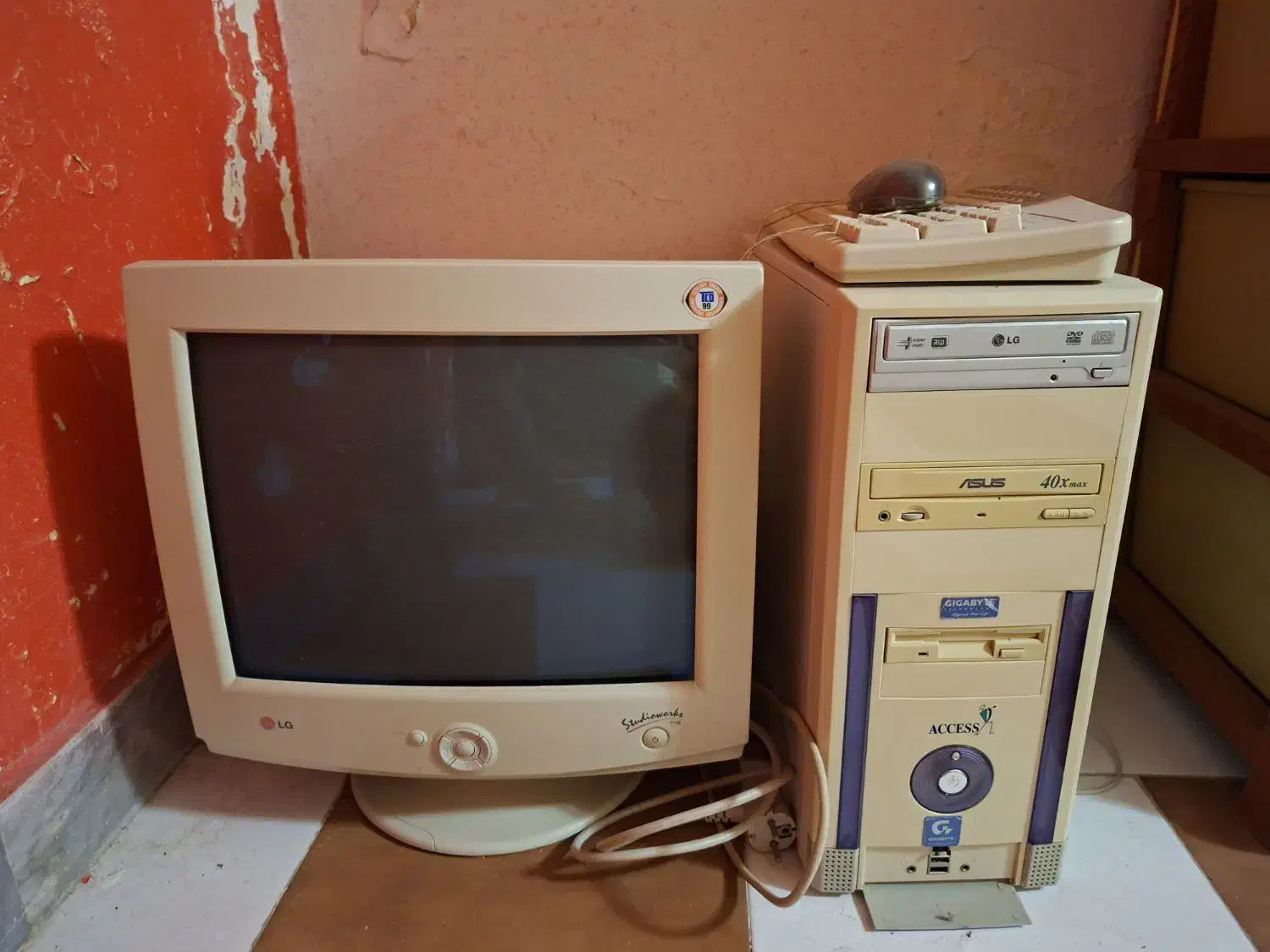 کامپیوتر ال جی قدیمی تمیز|رایانه رومیزی|تبریز, |دیوار