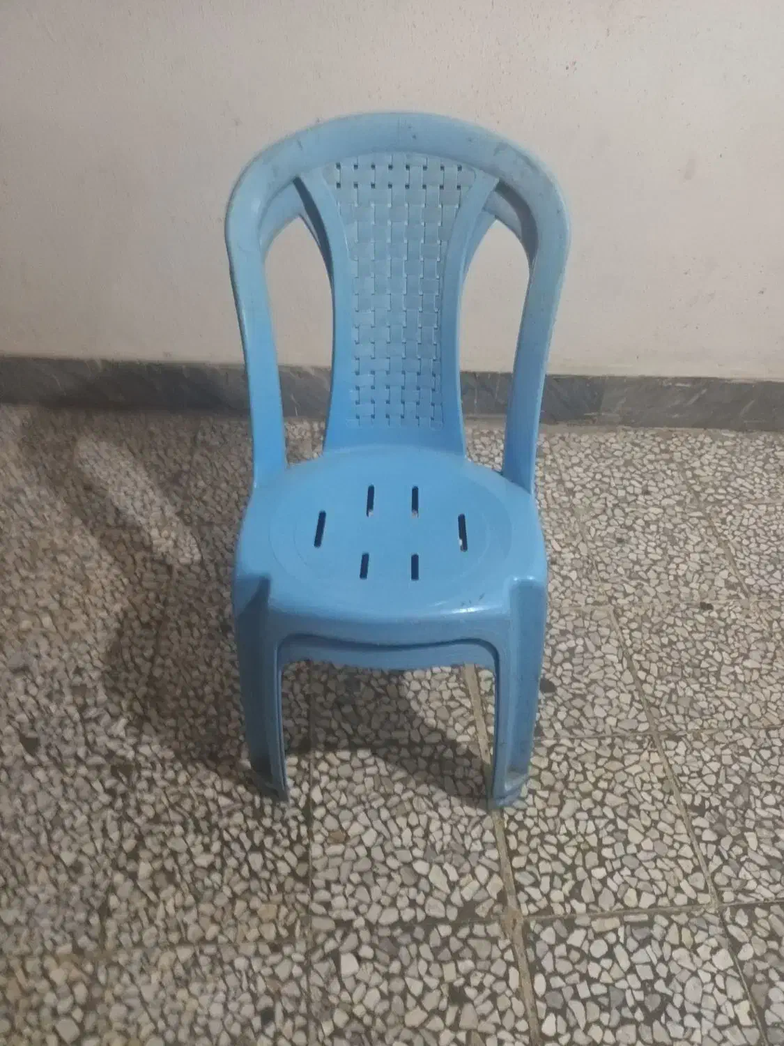 ۲تا صندلی پلاستیکی ابی|صندلی و نیمکت|رشت, گلباغ نماز|دیوار