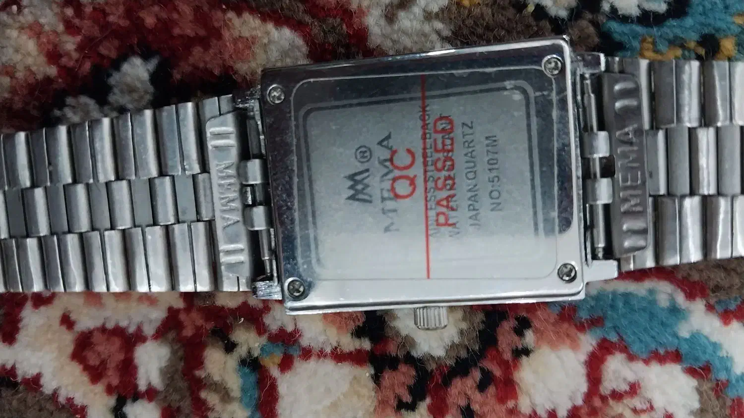 ساعت نو|ساعت|قائن, |دیوار