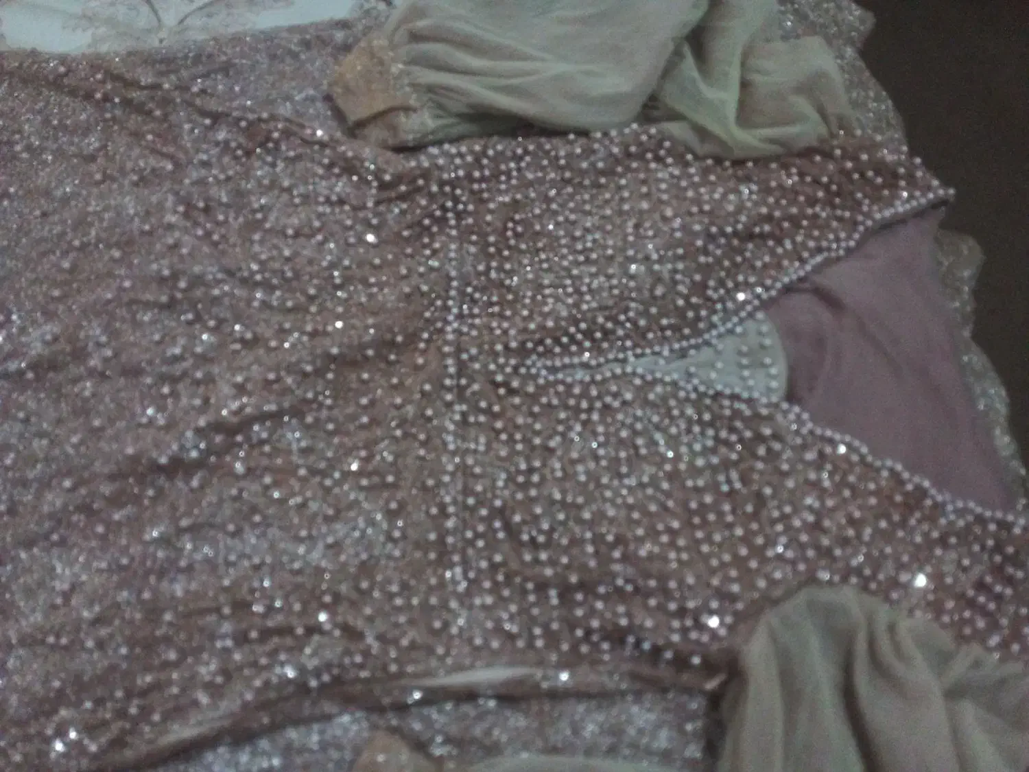 پیراهن مجلسی|لباس|رشت, انصاری|دیوار