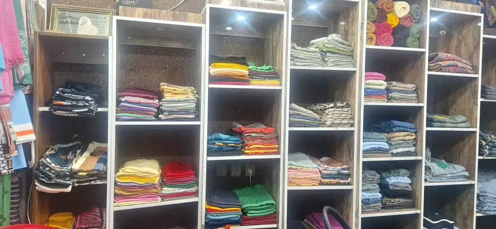 مغازه پوشاک وشال و روسری ترمه واقع درپاساژنادر|فروشگاه و مغازه|برازجان, |دیوار