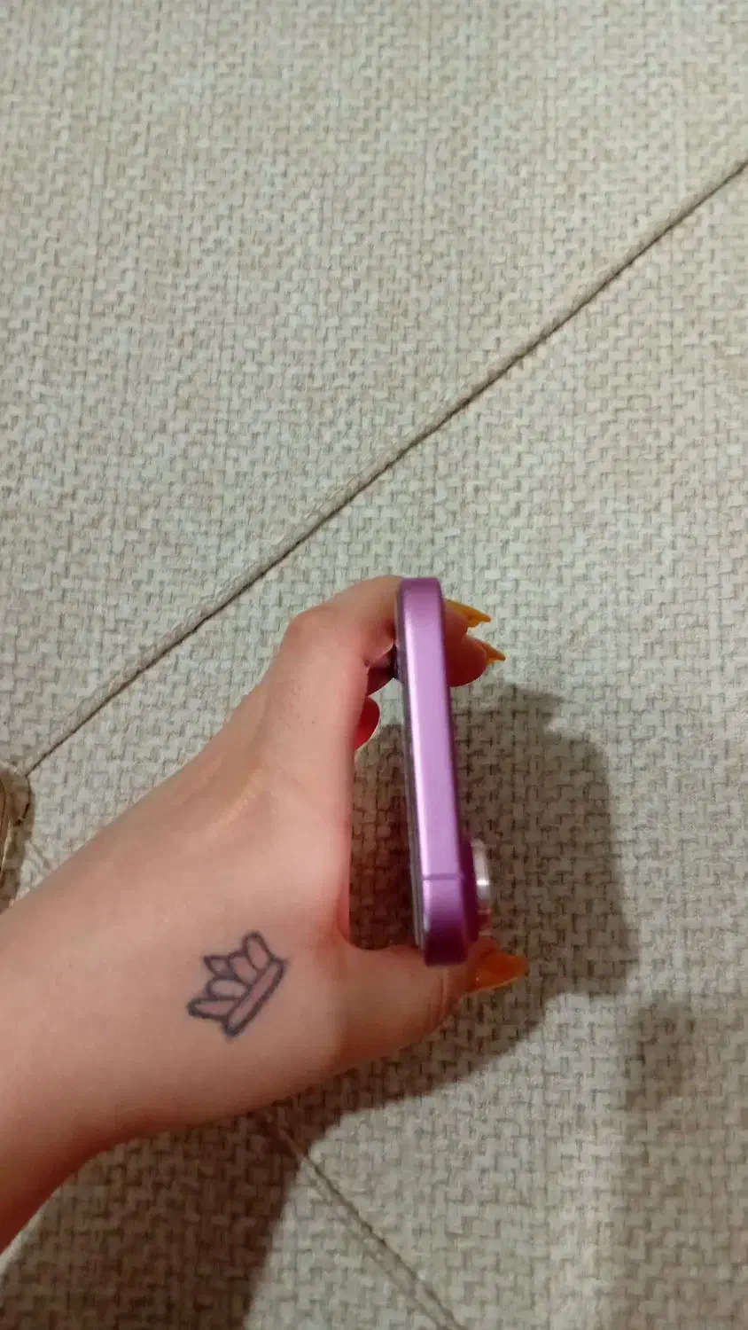 ایفون ۱۶ معمولی|موبایل|رباط‌کریم, رباط‌کریم|دیوار