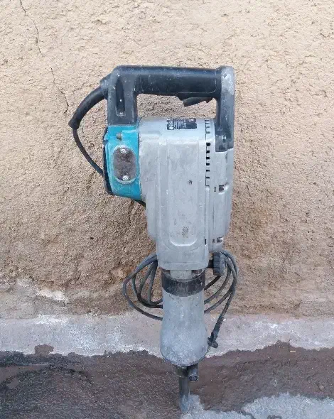 هیلتی ۱۳۰۴ گریسی|ابزارآلات|مشهد, کوشش|دیوار