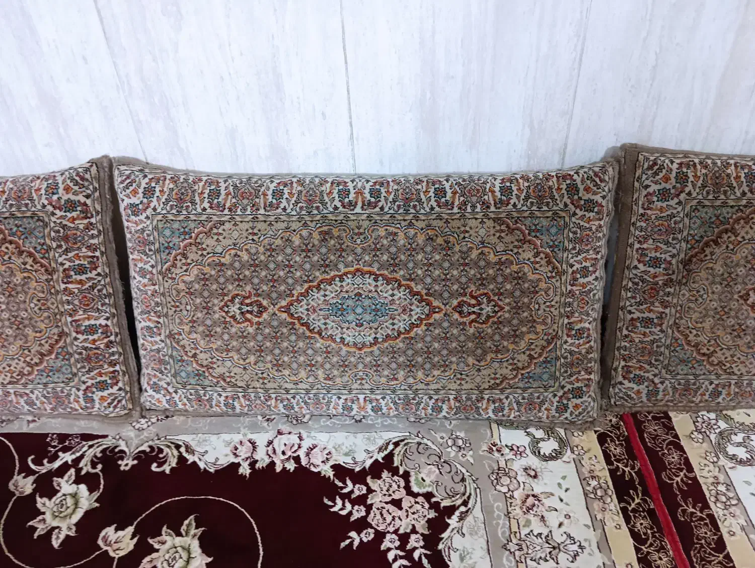 پشتی دست دوم|پشتی|گلستان (تهران), |دیوار