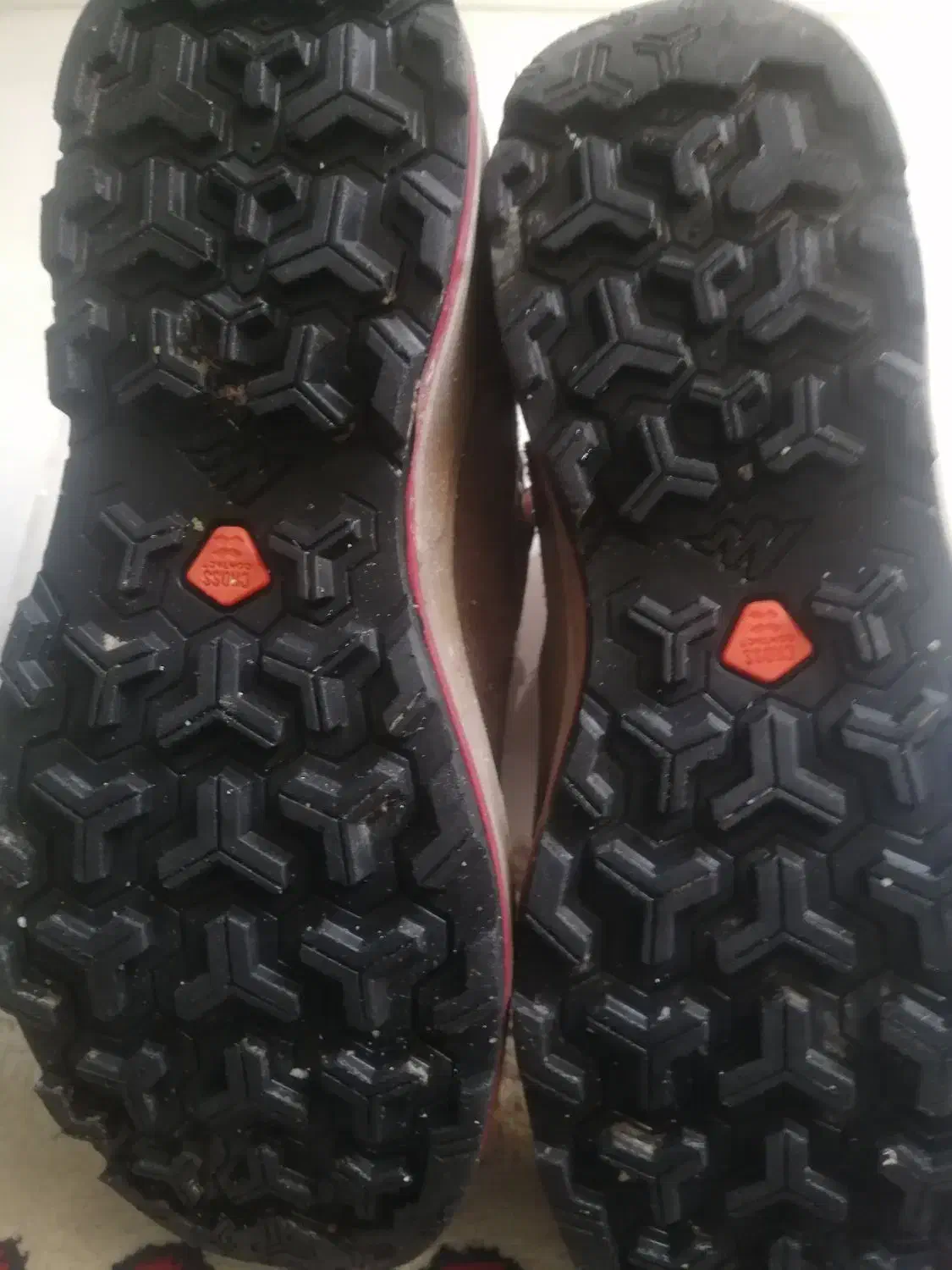 کفش کوهنوردی|کیف، کفش، کمربند|رباط‌کریم, رباط‌کریم|دیوار