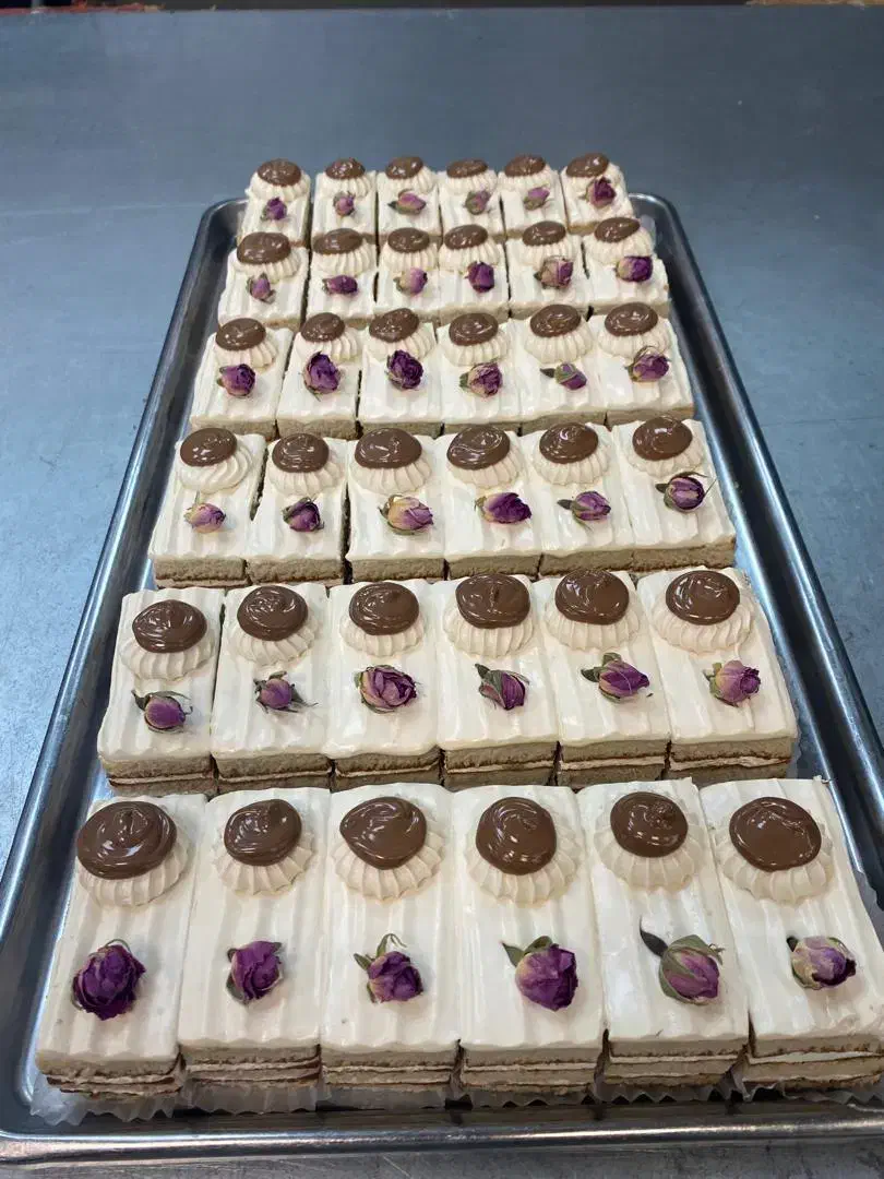 قنادی .تر کار به روز و با سلیقه .|استخدام خدمات فروشگاه و رستوران|قم, انسجام|دیوار