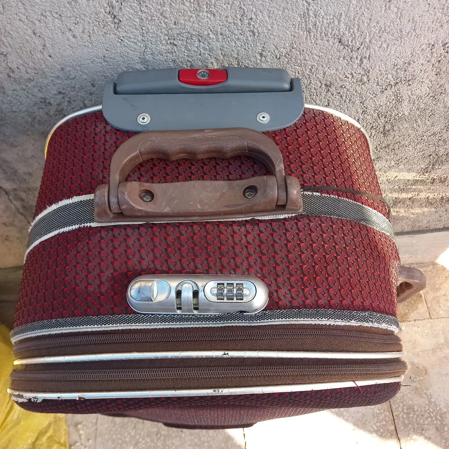 چمدان|کیف، کفش، کمربند|قم, شهر قائم|دیوار