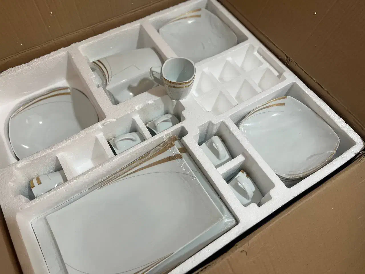 سرویس چینی ۸۵ تکه|ظروف سرو و پذیرایی|شیراز, باغشهر قصر سبز|دیوار