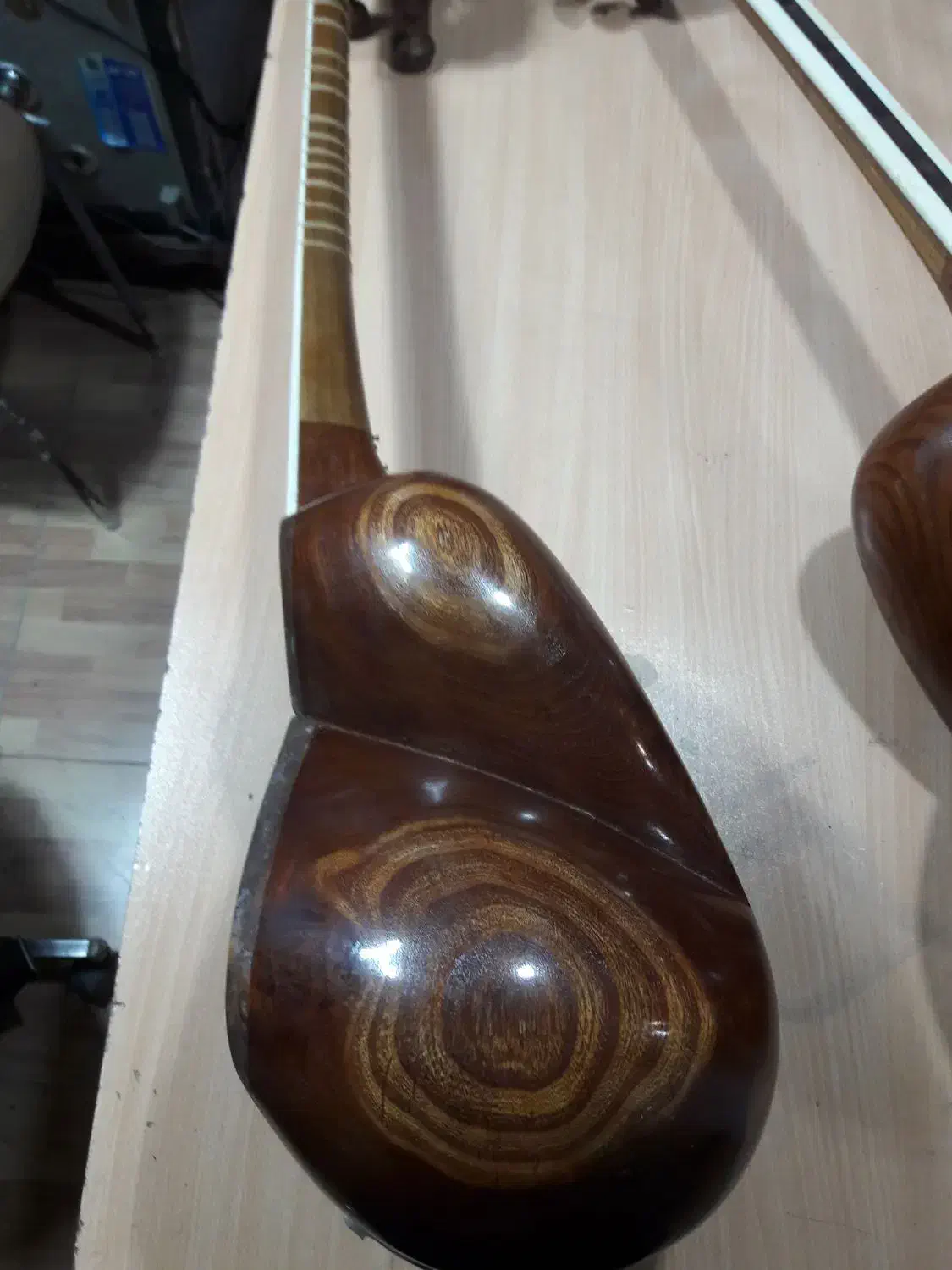 تار محسن نجاتی|سازهای سنتی|بندر انزلی, سی متری|دیوار