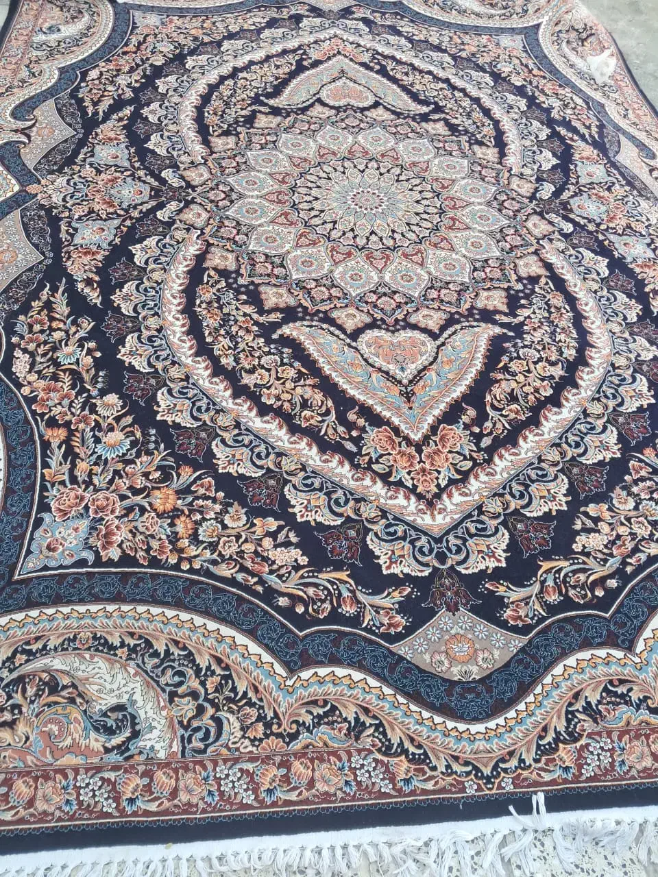 یک تخته فرش ۱۲ متری ۷۰۰ شانه تراکم ۲۵۵۰|فرش|ورامین, ریحان آباد|دیوار