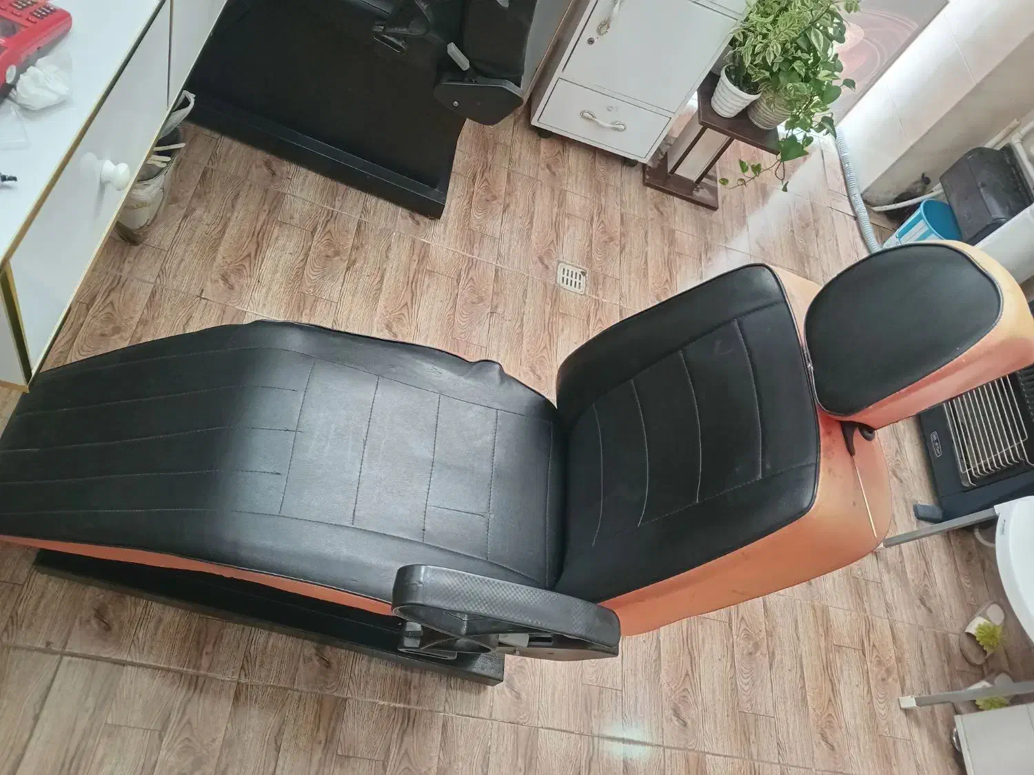 دو عدد آینه و کمدوصندلی اصلاح بفروش میرسد|آرایشگاه و سالنهای زیبایی|رودسر, |دیوار