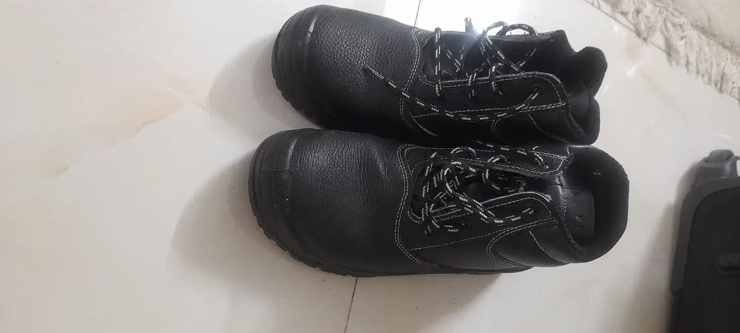 کفش کار|کیف، کفش، کمربند|اصفهان, طامه|دیوار