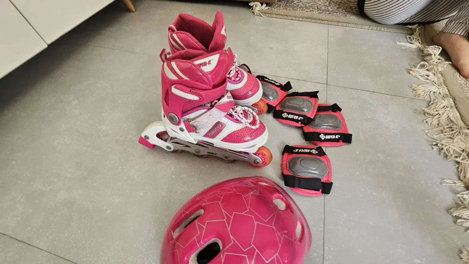 کفش اسکیت دخترانه با تجهیزات کامل|دوچرخه، اسکیت، اسکوتر|بیرجند, |دیوار