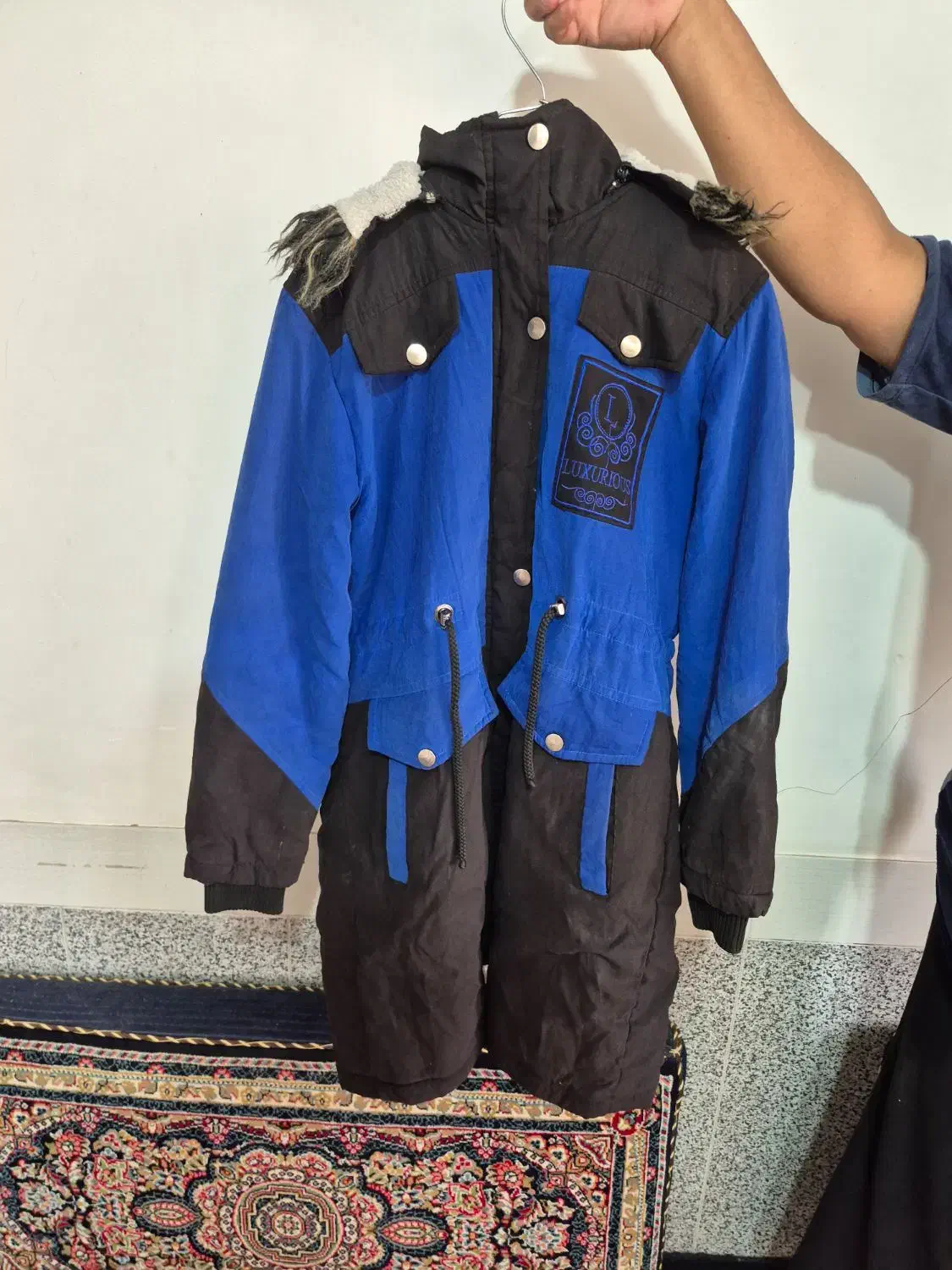 کاپشن|لباس|سبزوار, پیروزی|دیوار