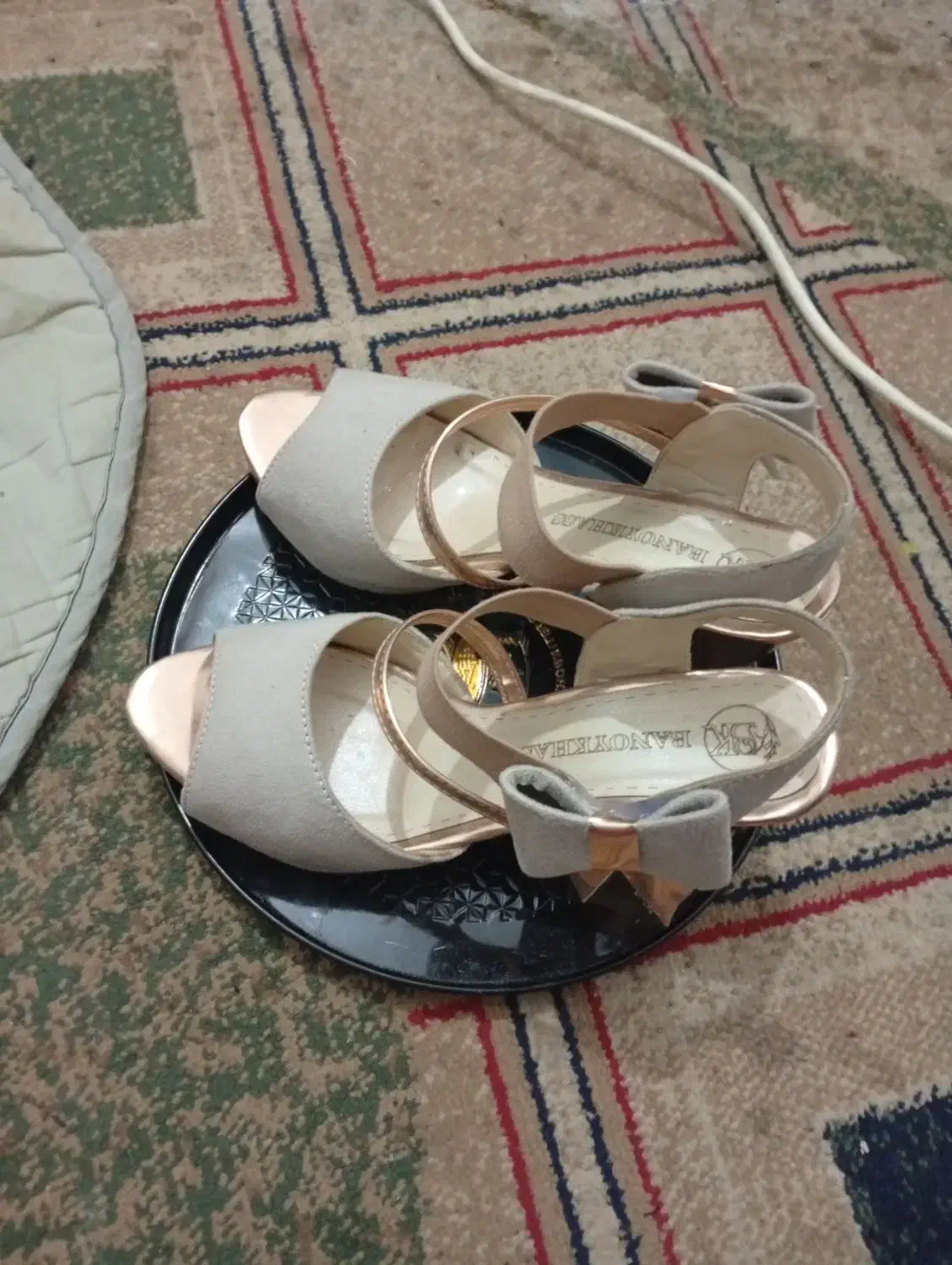 کفش|کیف، کفش، کمربند|چمران, |دیوار