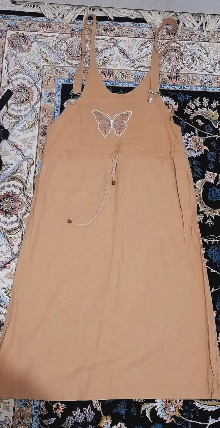 لباس دخترانه|لباس|رباط‌کریم, رباط‌کریم|دیوار