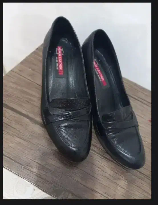 تعدادی کفش|کیف، کفش، کمربند|رشت, کوی فکوری|دیوار