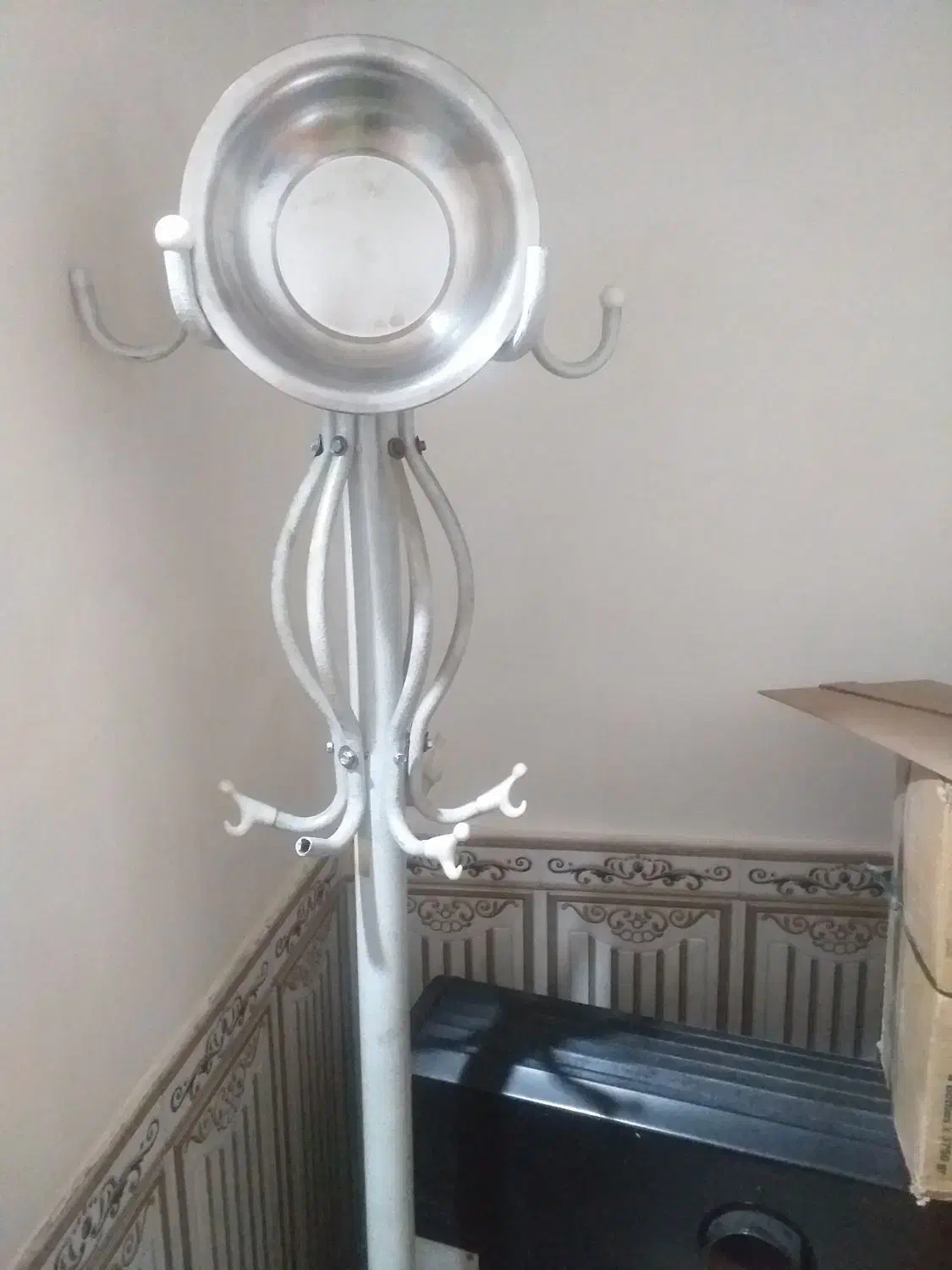 باسلام یک چوب لواسی ویک لگن قدیمی فروشی|کلکسیون اشیاء عتیقه|بروجرد, |دیوار