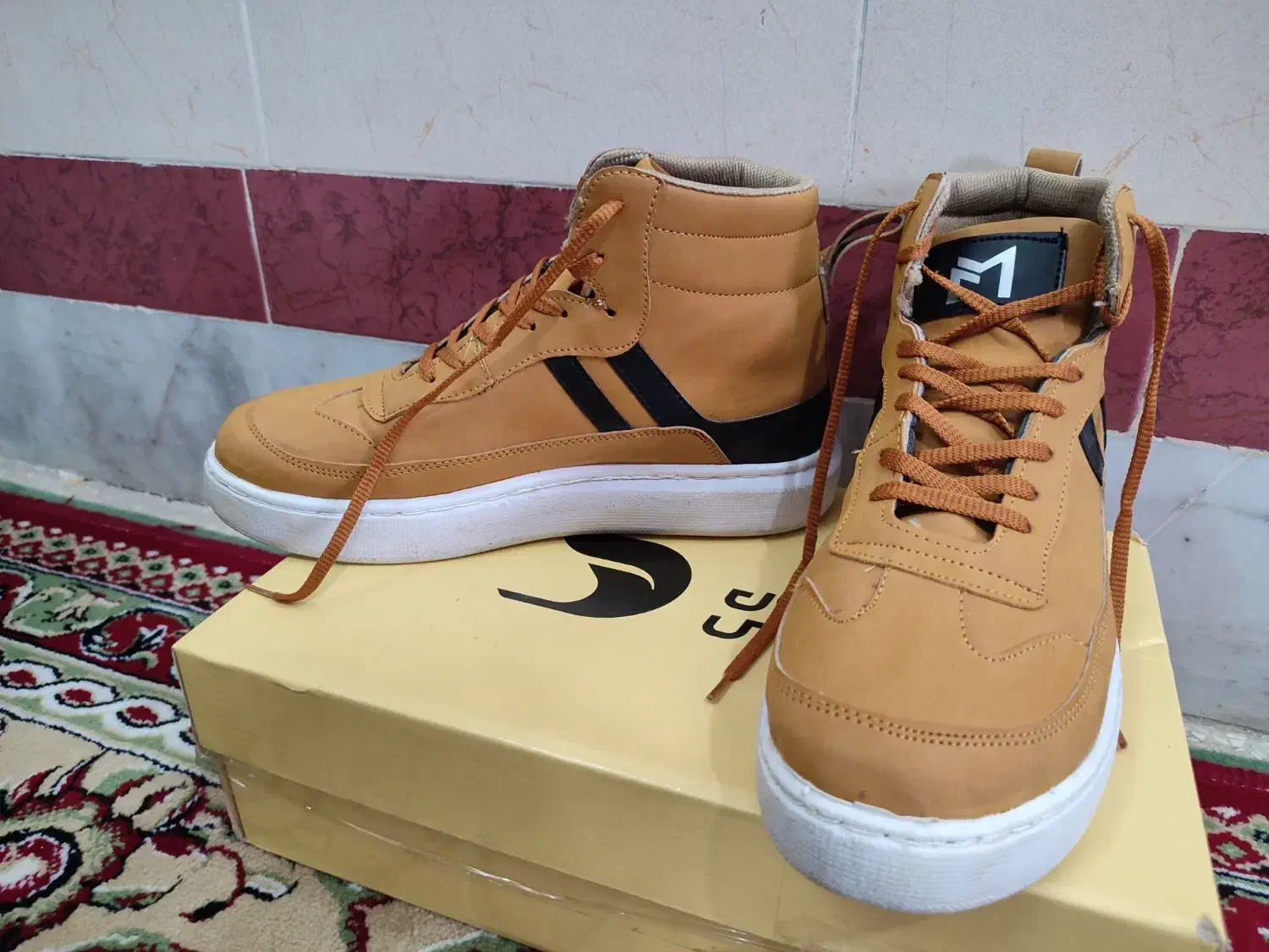 کفش|کیف، کفش، کمربند|کاشان, رسالت|دیوار