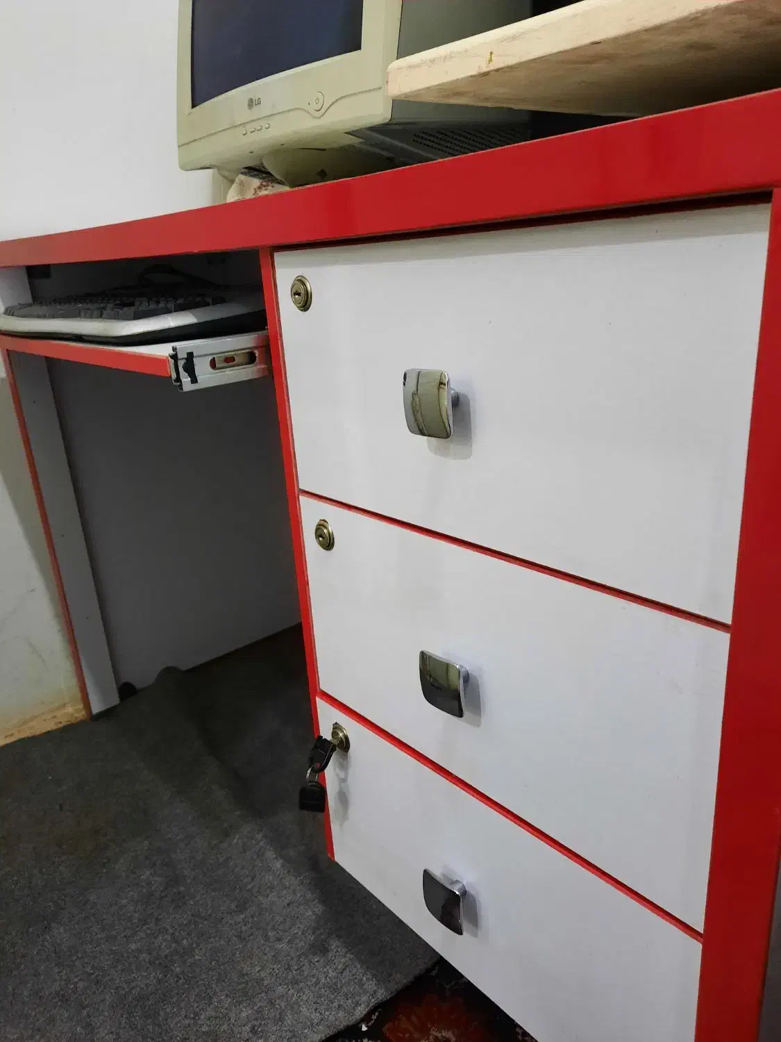 فروش میز کامپیوتر تمیز و سالم|میز تحریر و کامپیوتر|لاهیجان, کوی خزر|دیوار