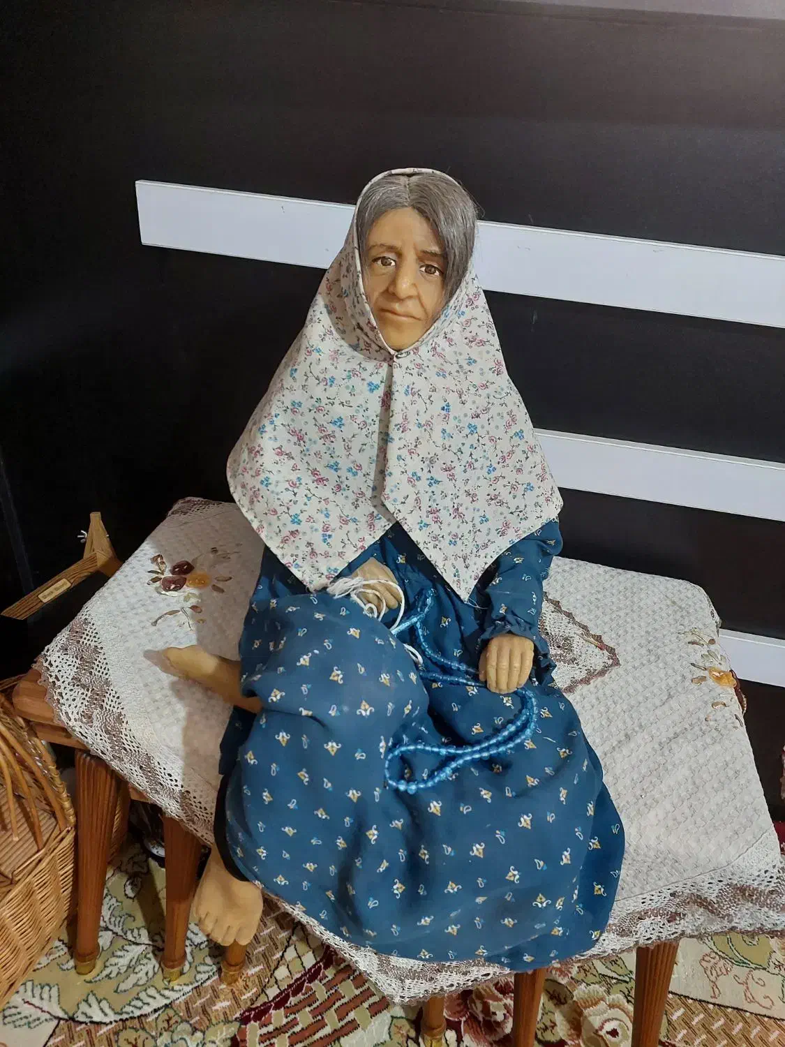 مجسمه ی مومی پیرزن|مجسمه، تندیس، ماکت|گرمسار, |دیوار