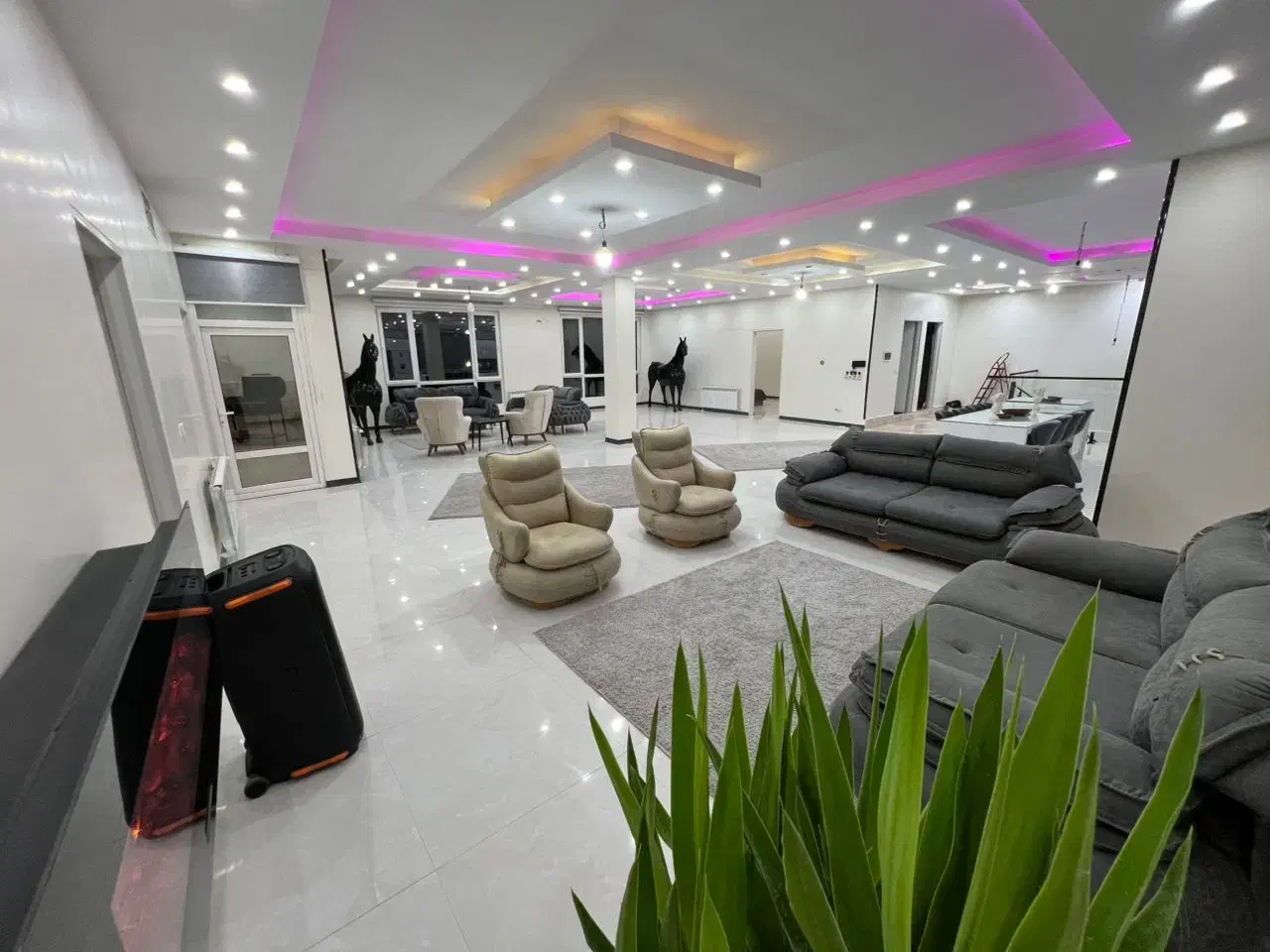 عمارت لامور|اجارهٔ کوتاه‌مدت ویلا و باغ|شهریار, شهرک وائین|دیوار