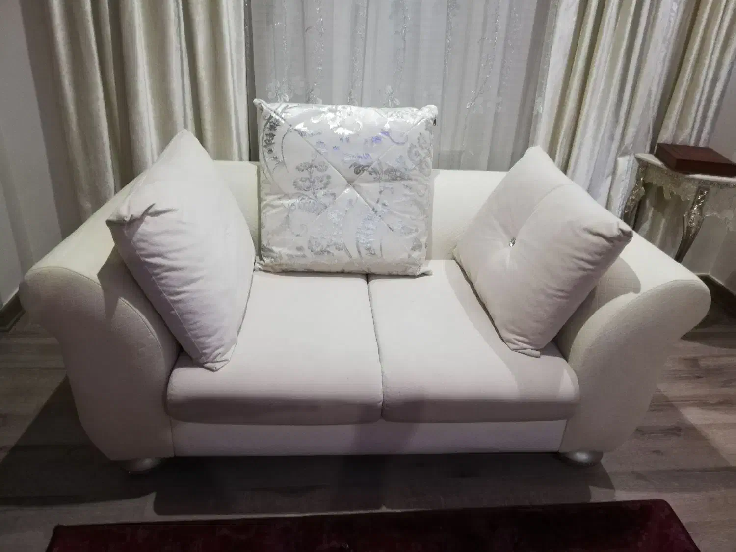 مبل ترک سفید|مبلمان خانگی و میز عسلی|گرگان, |دیوار