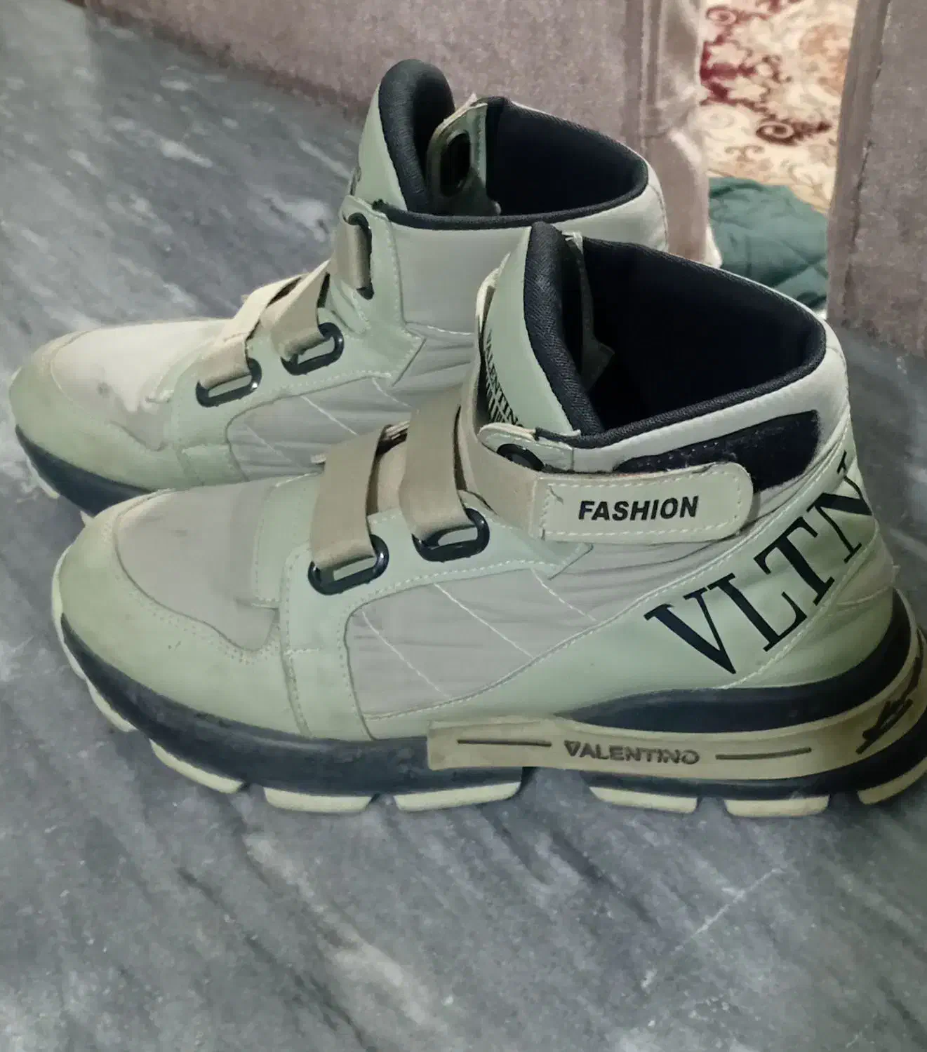 نیم پوت|کیف، کفش، کمربند|اقبالیه, |دیوار