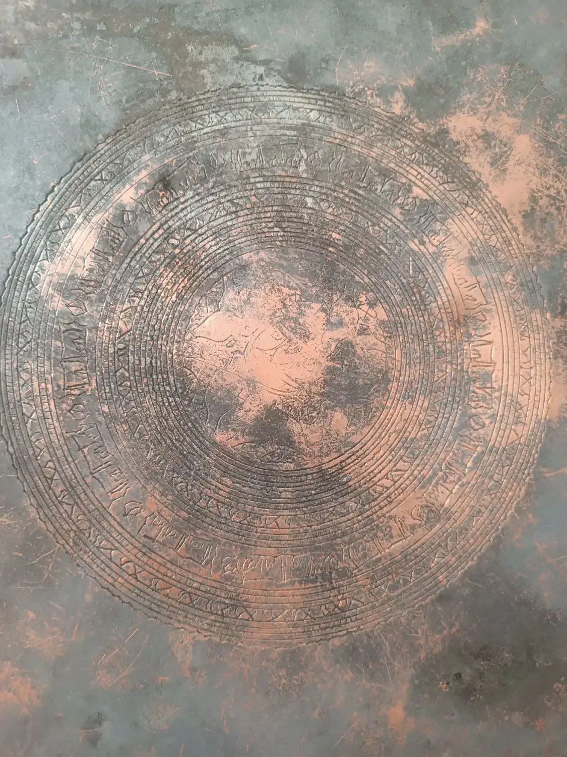 سینی مسی قدیمی|کلکسیون اشیاء عتیقه|قم, باغ کرباسی|دیوار