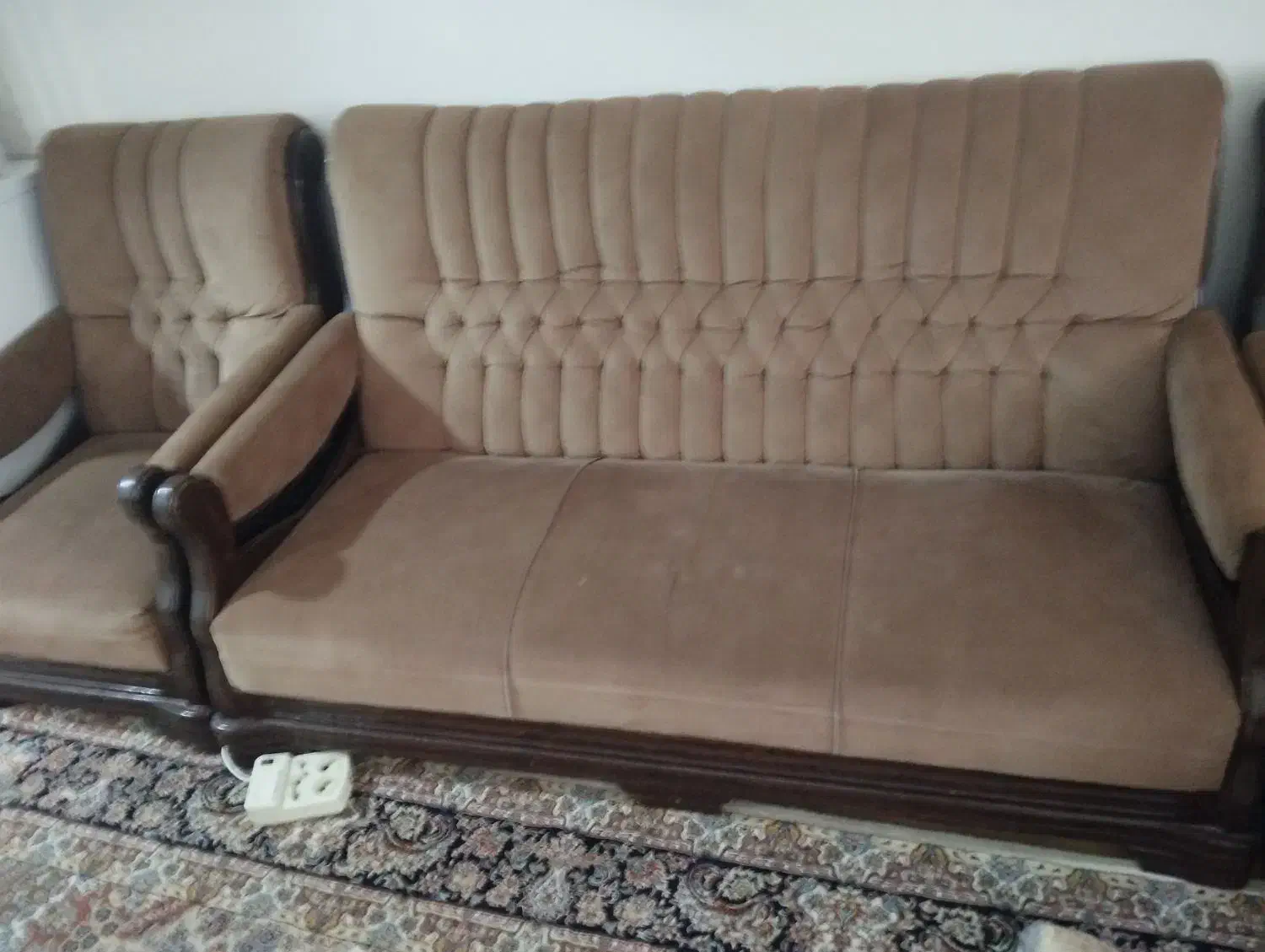 مبلمان ۹نفره تمیز همراه میز جلو مبلی|مبلمان خانگی و میز عسلی|رشت, باهنر|دیوار