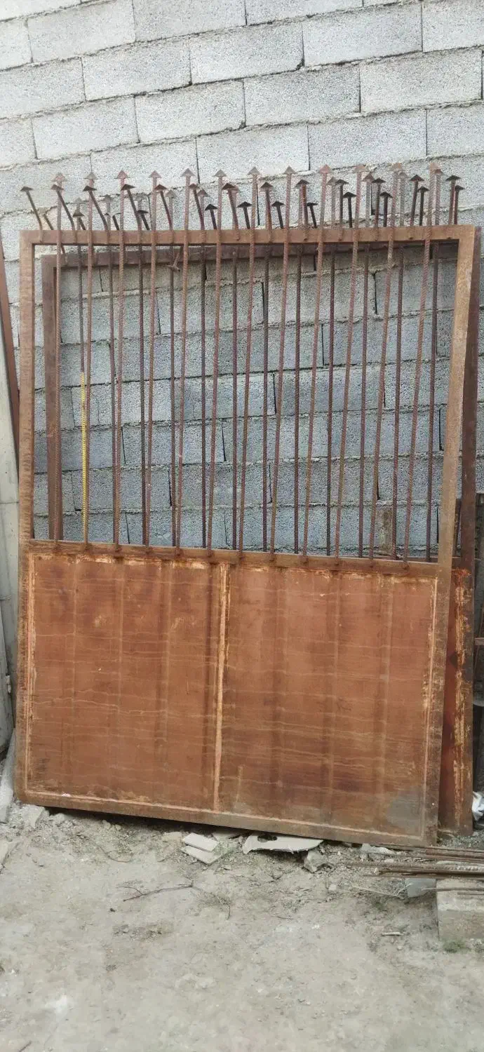 درب کارگاهی ونرده روی دیوار|مصالح و تجهیزات ساختمان|بهار, |دیوار